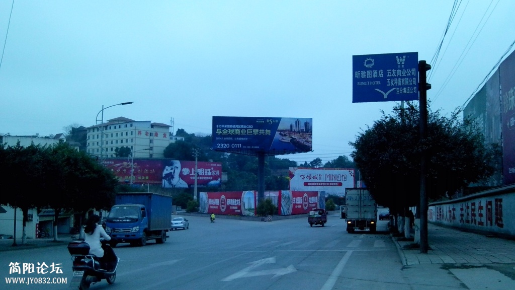 这个路牌小、而且指示不明