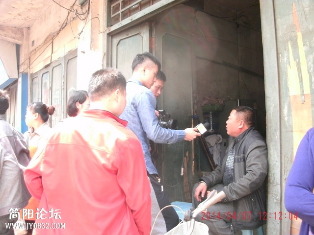 成都电视台记者采访
