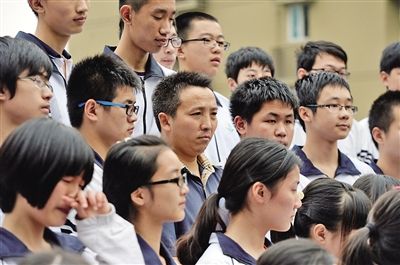 儿子毕业前患白血病住院 父亲替其补缺拍毕业照.jpg