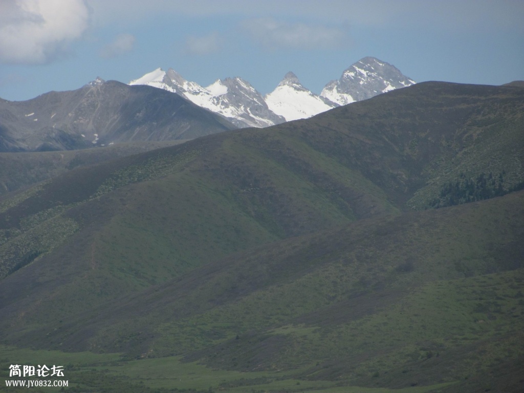 站在分水岭看远处雪山.JPG