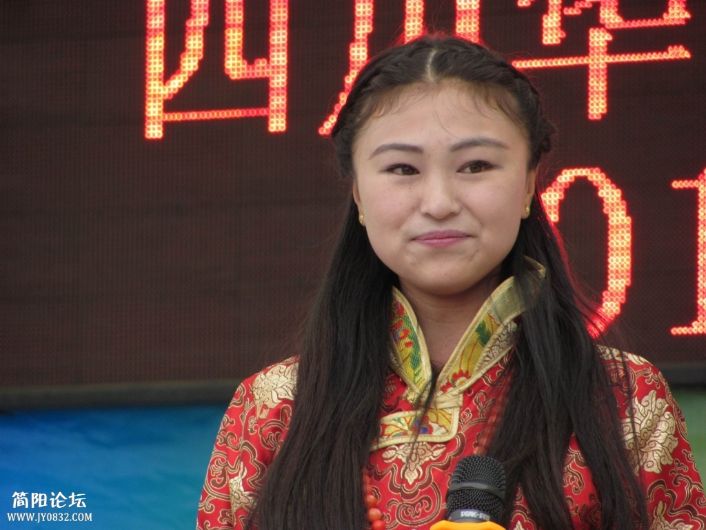 美丽的藏族老师.JPG
