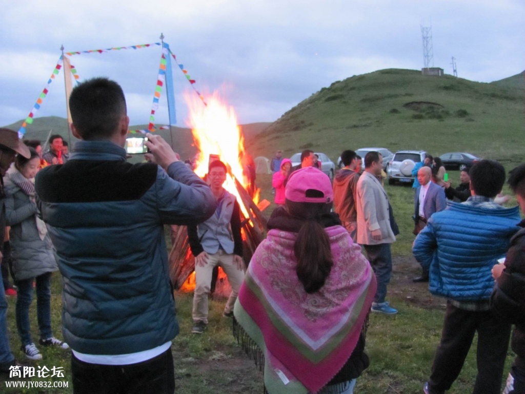 在藏民家举办篝火晚会.JPG