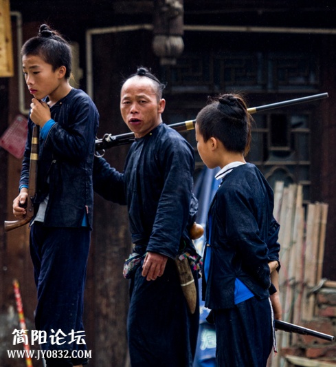 岜沙苗寨-最后的带枪部落（参加表演的成年男子和少年）-wl.jpg