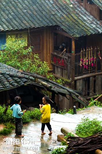 岜沙苗寨-天空下着小雨但两个小孩仍然玩得很开心-wl.jpg