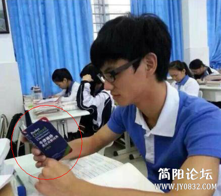 最近网上出现一款特别火的学生上课必备手机壳↓↓.png