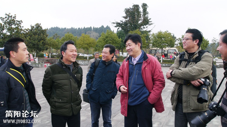唐主席和简阳会员亲切交谈.jpg