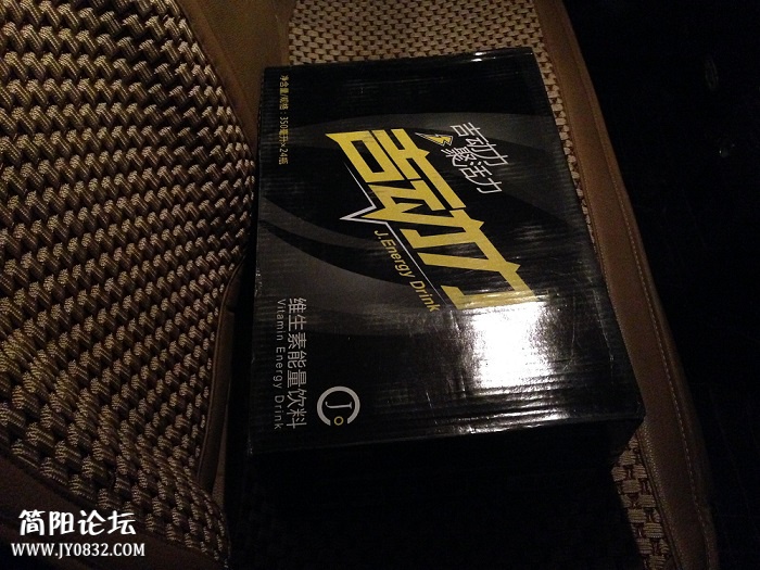天都黢黑了都还在送货，为了生活我们容易吗？