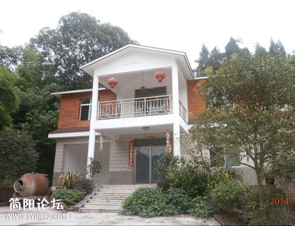 据说这房子是一位以前在这个村里！全村人都看不起的人修的！结果这人出去赚了钱回家盖了个不错的房子！