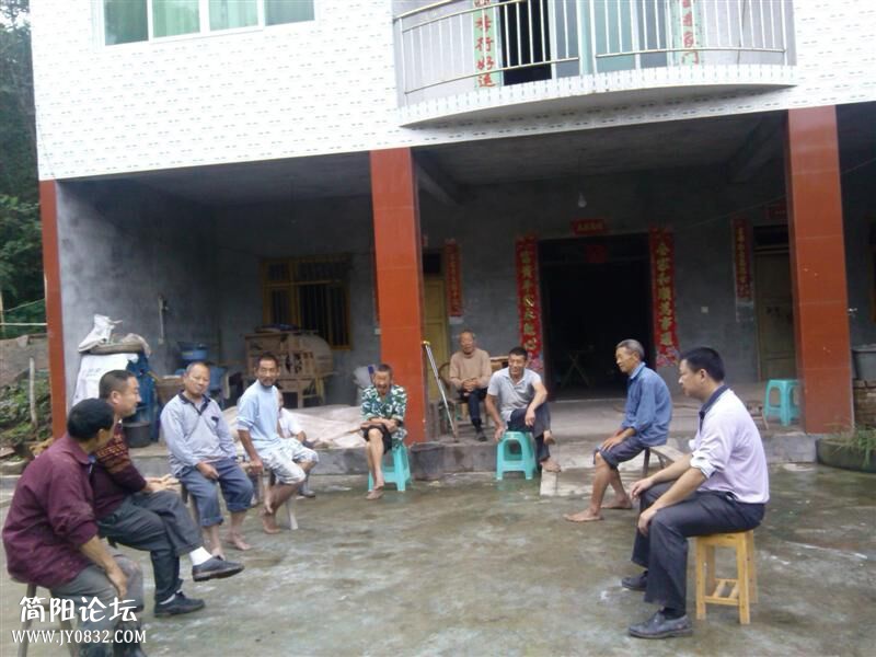 与村民座谈.jpg