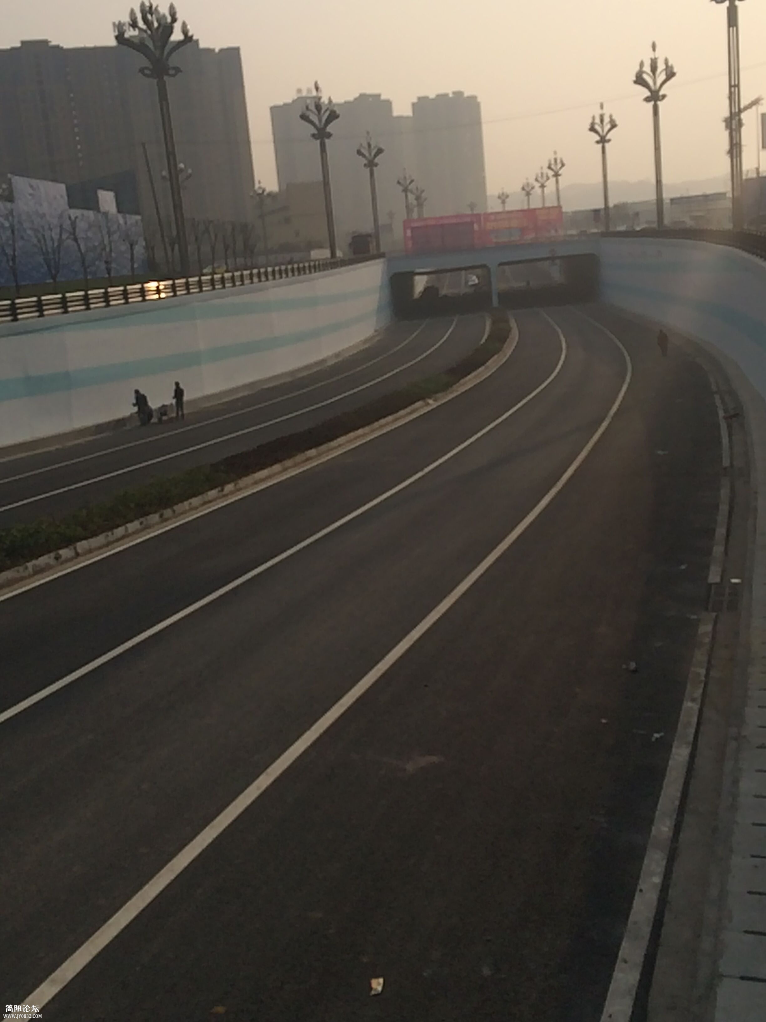 下穿隧道中间