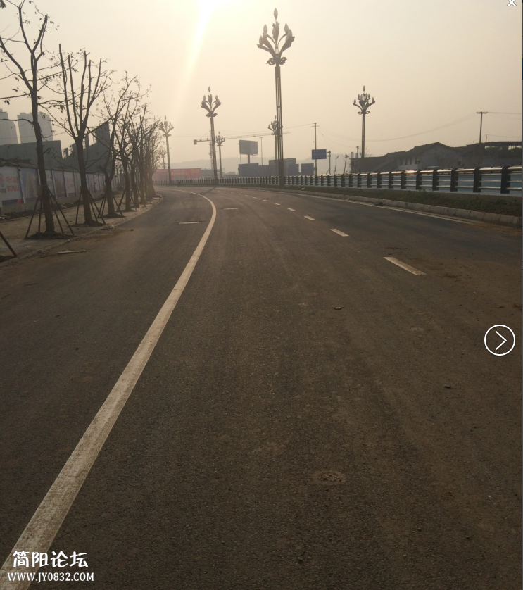 下穿隧道右侧道路