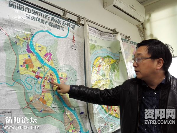 图为简阳市规划局负责人介绍简阳市城市交通布局情况。