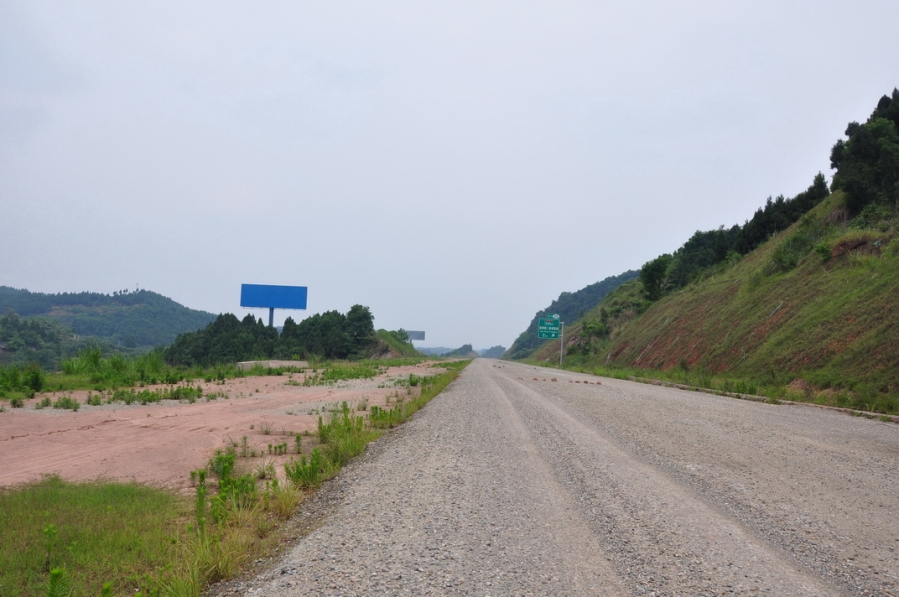 160528025继续晒太阳的成安渝高速简阳龙泉山到禾丰段.jpg