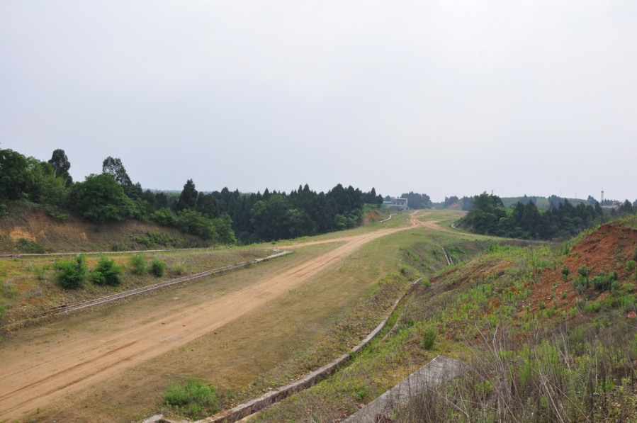 160528067继续晒太阳的成安渝高速简阳龙泉山到禾丰段.jpg