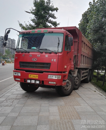 沱二桥东乱停的大货车