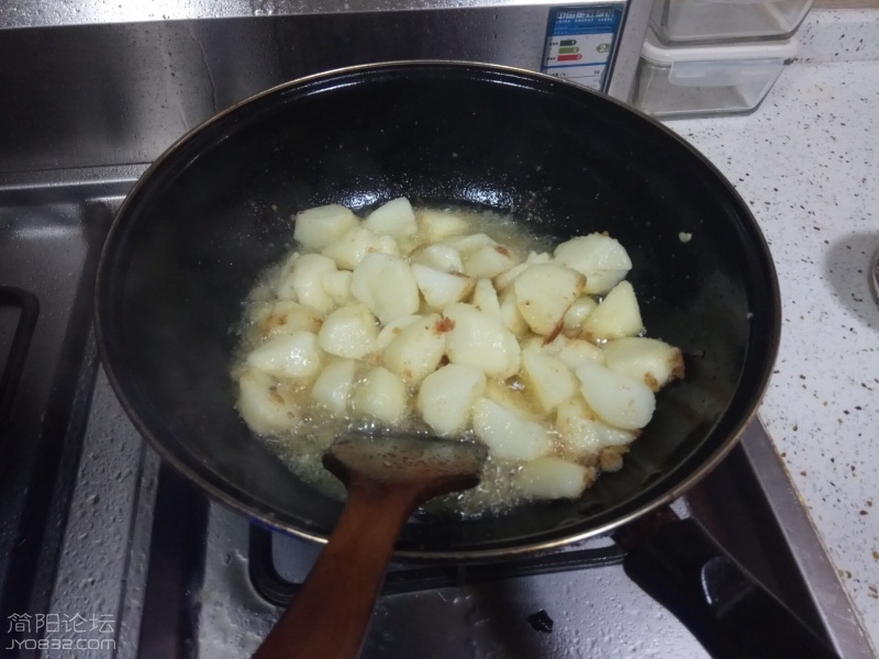 用底油把土豆炸透捞出