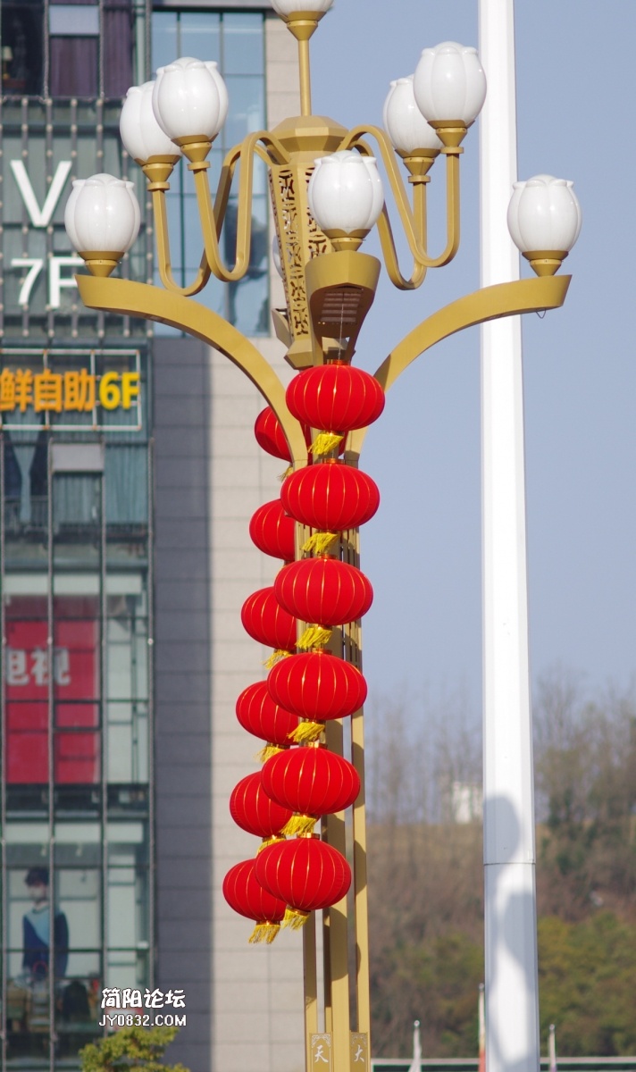 0 大红灯笼挂起来.jpg