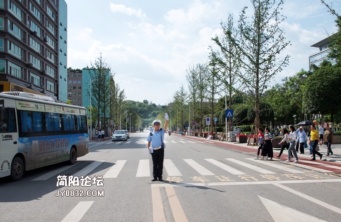 交警创卫 (19)宽敞道路.jpg
