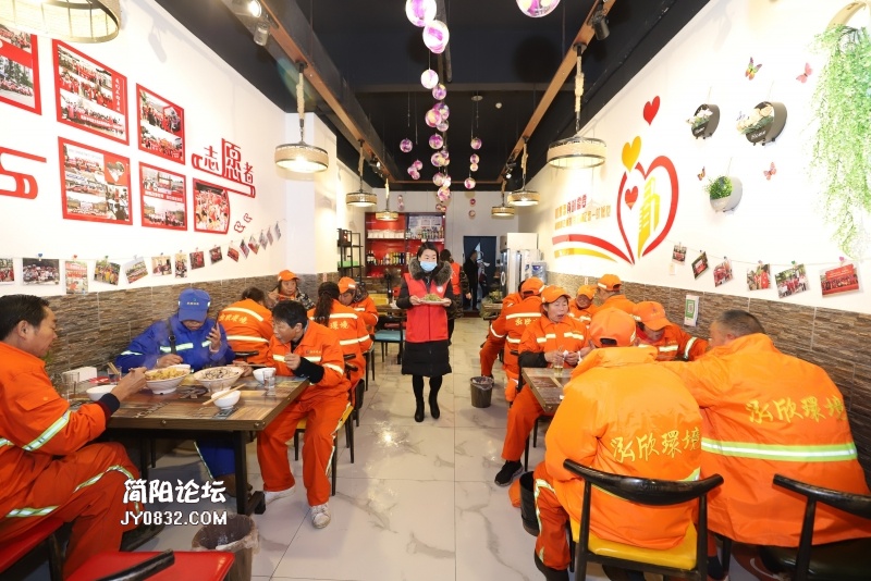 志愿者餐厅为环卫工人提供的午餐.JPG