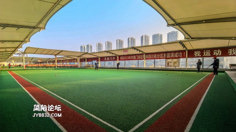 光映沱江畔--2025第一缕阳光照进雄州，江岸健身场地，高楼熠熠生辉--黄国明--18030812752_.jpg