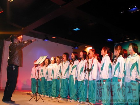 学生合唱团高唱校歌