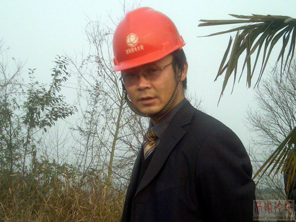  安监科邬科长在现场.jpg