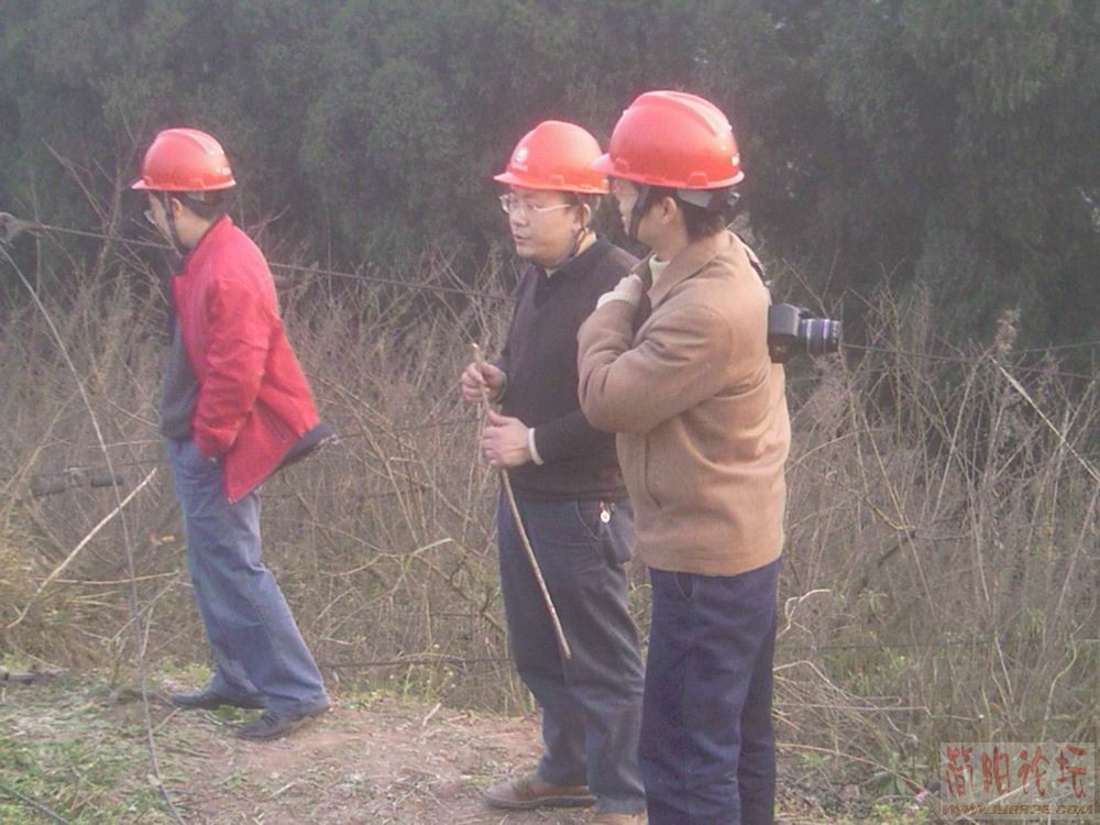  林总和资阳公司的同志一起.jpg