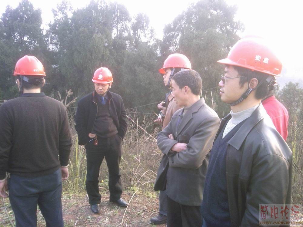  卓总听取情况介绍.jpg