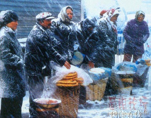 abbr_全买，不能全买就买一份，反正吃什么也是吃，看什么也是看，买下来让人早点回家。.jpg