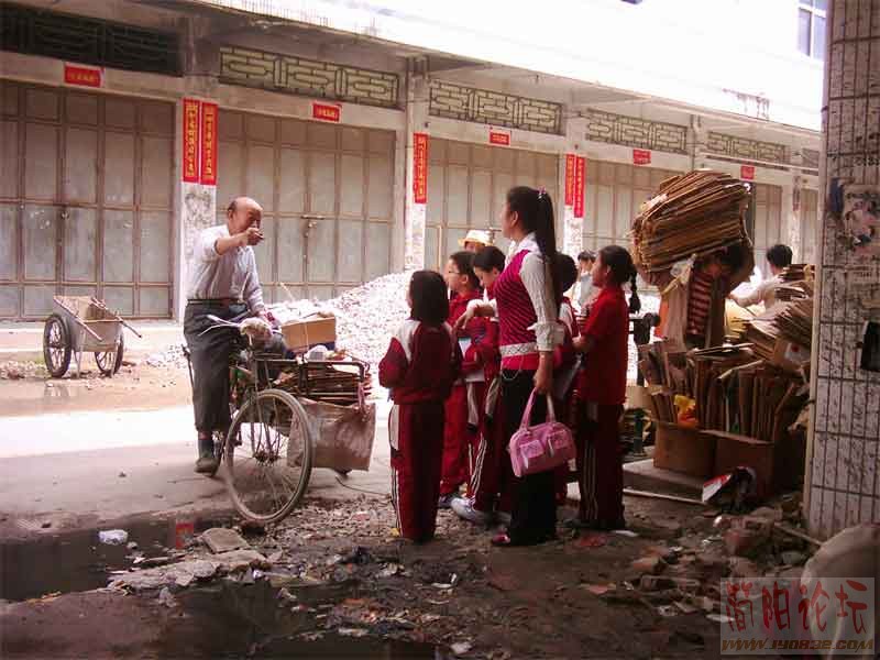 5.遇到迷路的人打听某个地址，碰巧你又知道，就主动告诉一声。别不好意思，没有人笑话你。.jpg