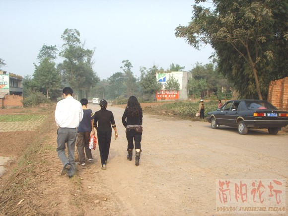 我们徒步去他们家，中间黑衣服的是唐碧辉