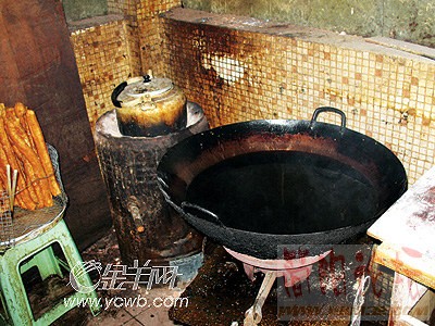 炸油条的劣质油因为反复使用，已经发黑