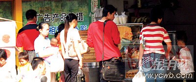 打工族和学生是油条摊档的常客