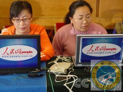 两会记者百态3.jpg