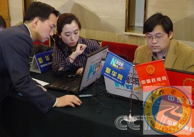 两会记者百态2.jpg