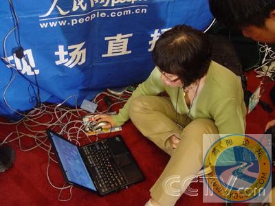 两会记者百态4.jpg