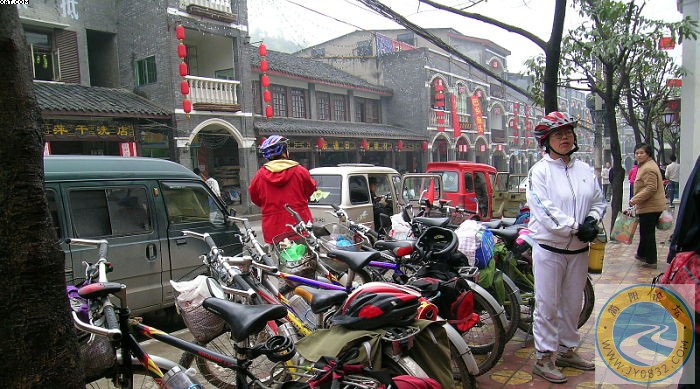 在歌乐山镇抗战文化街吃饭.JPG.JPG