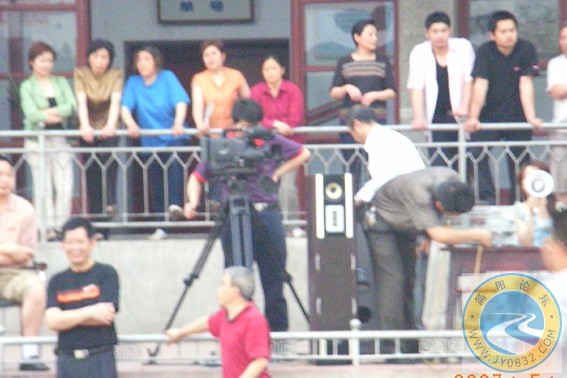 大家仔细看看，谁在摄像？！