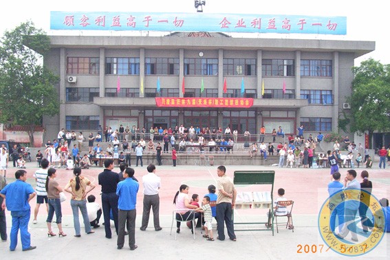 现场，不是很热闹
