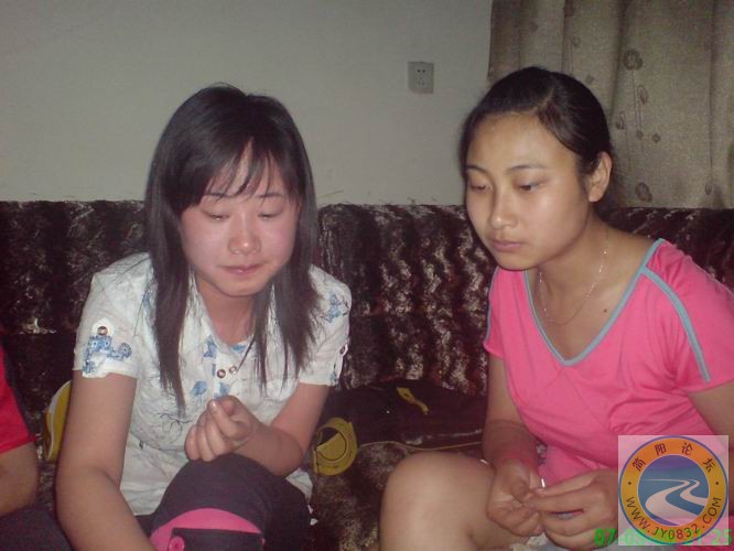 苹果和可可吃瓜子.JPG