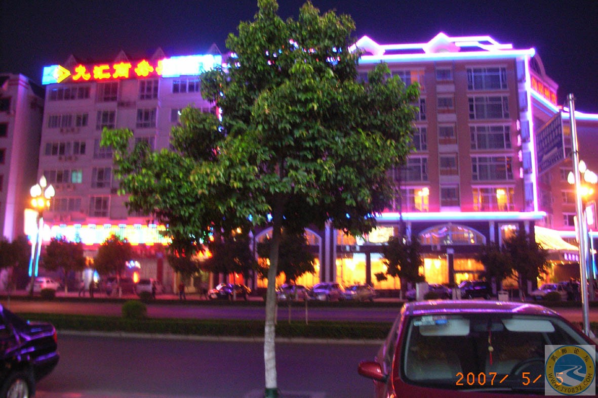 绵阳夜景，几乎没有时间逛街，要不在车上，要不在茶楼山庄打牌