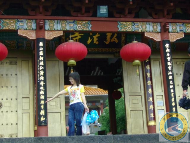 這位MM首先來到弘法寺大殿，趕緊抓拍幾張，進去了，不知可不可以拍照呢.