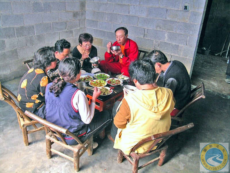 张家界－芙蓉镇的路上饭馆极少，只有请路边农家作饭吃