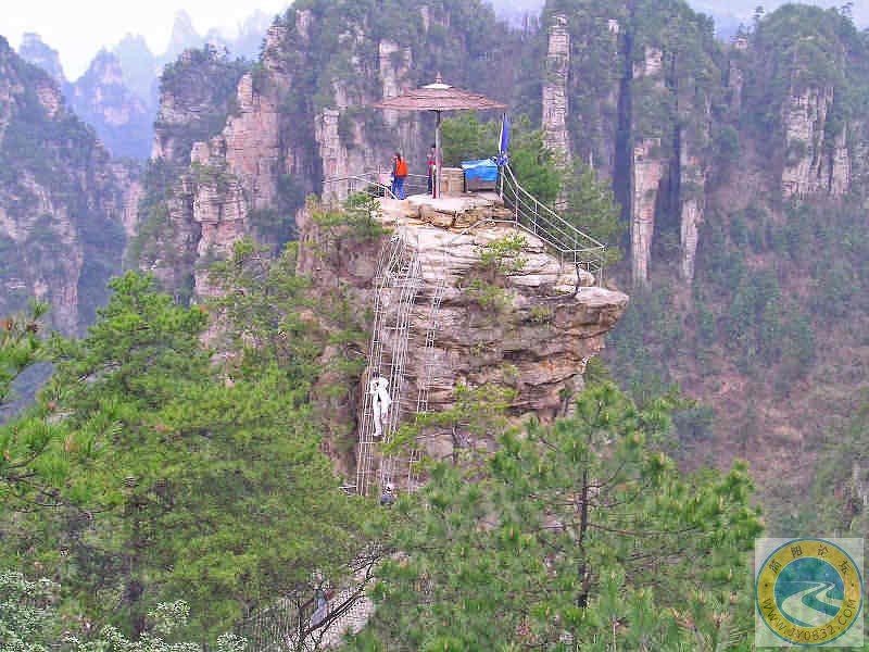 这是乌龙寨的“天波府”是土匪的了望哨，要过吊桥、上天梯才能上去