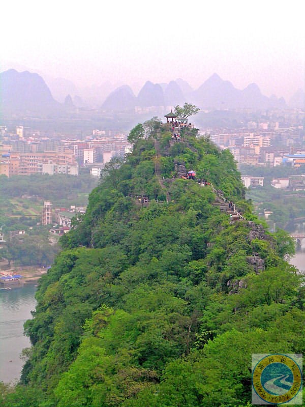 桂林“叠彩山”明月峰顶拿云亭是眺望桂林城全景最佳点