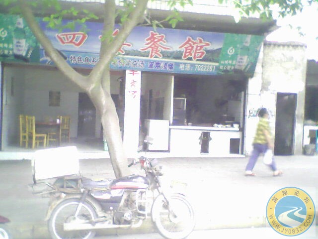 左边是吃饭的右边是厨房