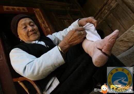 最真实的三寸金莲！震撼.jpg