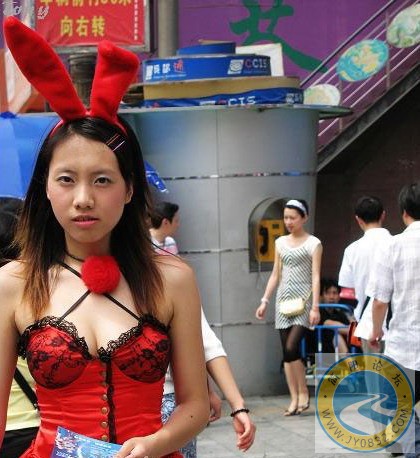 成都街头惊现暴乳兔女郎....太夸张了..4.jpg