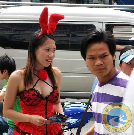 成都街头惊现暴乳兔女郎....太夸张了..3.jpg