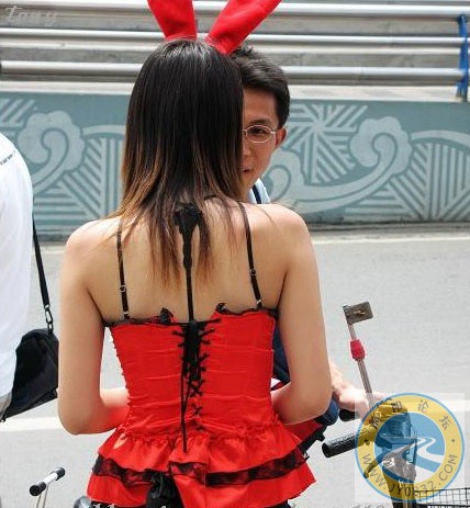 成都街头惊现暴乳兔女郎....太夸张了..2.jpg